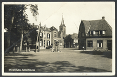 17169 Gezicht op de Markt te Breukelen, met op de achtergrond de toren van de N.H.-kerk (Straatweg 59).